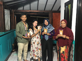 A group of people holding drinks

AI-generated content may be incorrect.